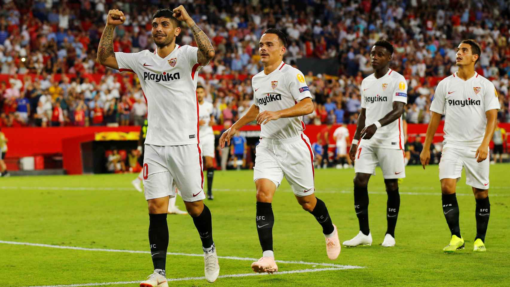 Los jugadores del Sevilla celebran un gol ante el Standard de Lieja