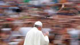 El Papa llegando a una misa en la plaza del Vaticano.