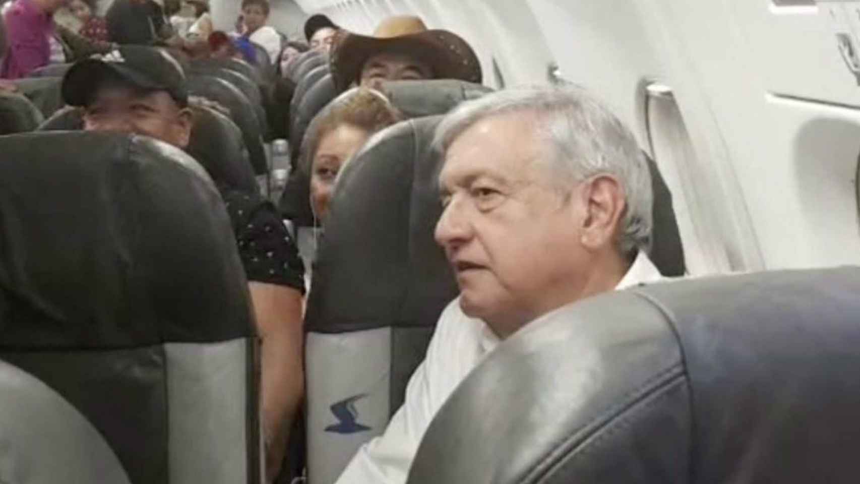 El presidente electo de México, Andrés Manuel López Obrador, en el avión.