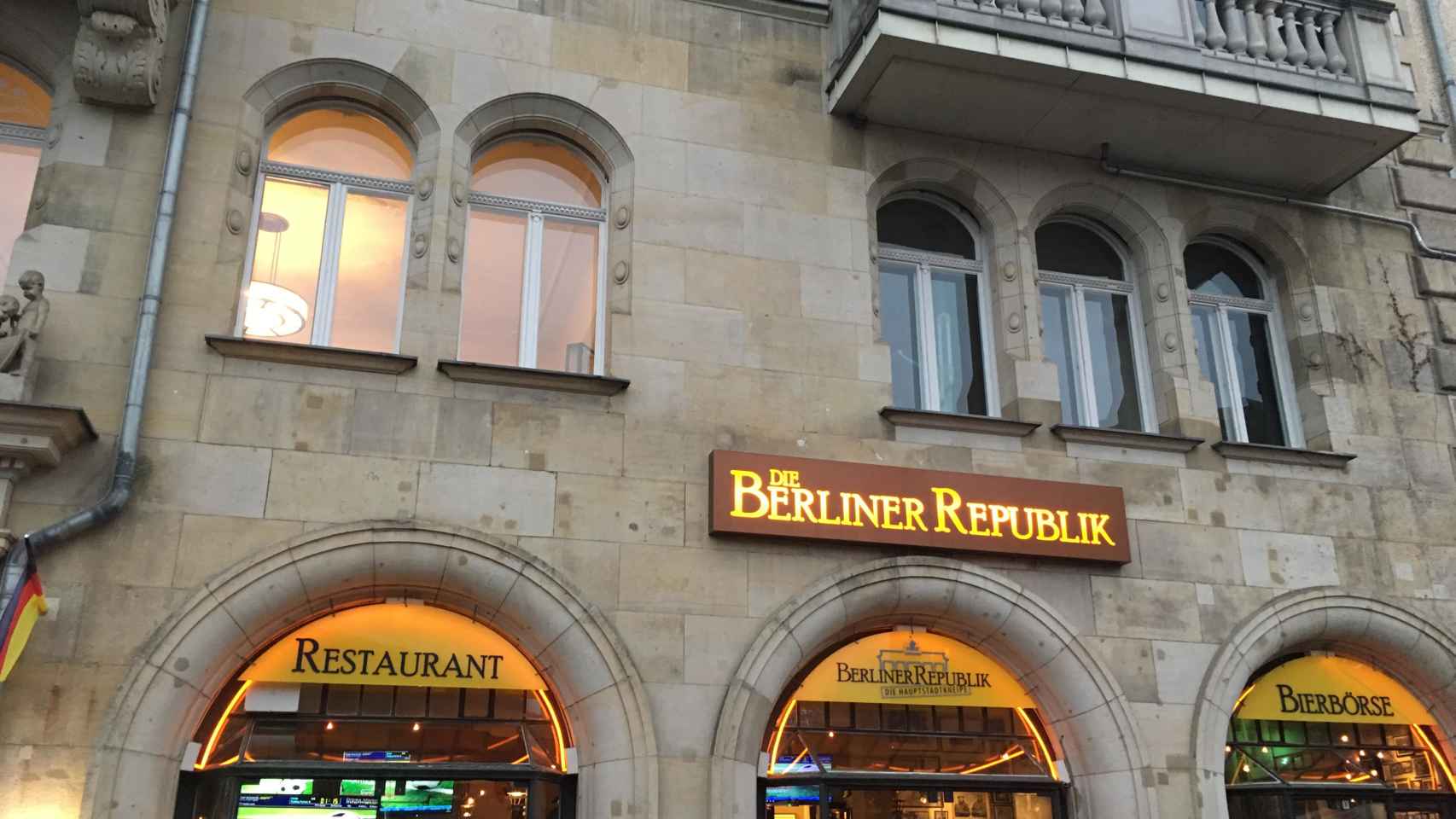 Fachada del Berlin Republik, el bar que juega a la bolsa con cerveza.