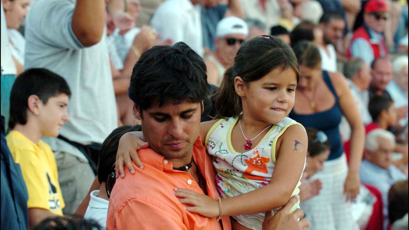 Tana Rivera de niña junto a su padre.