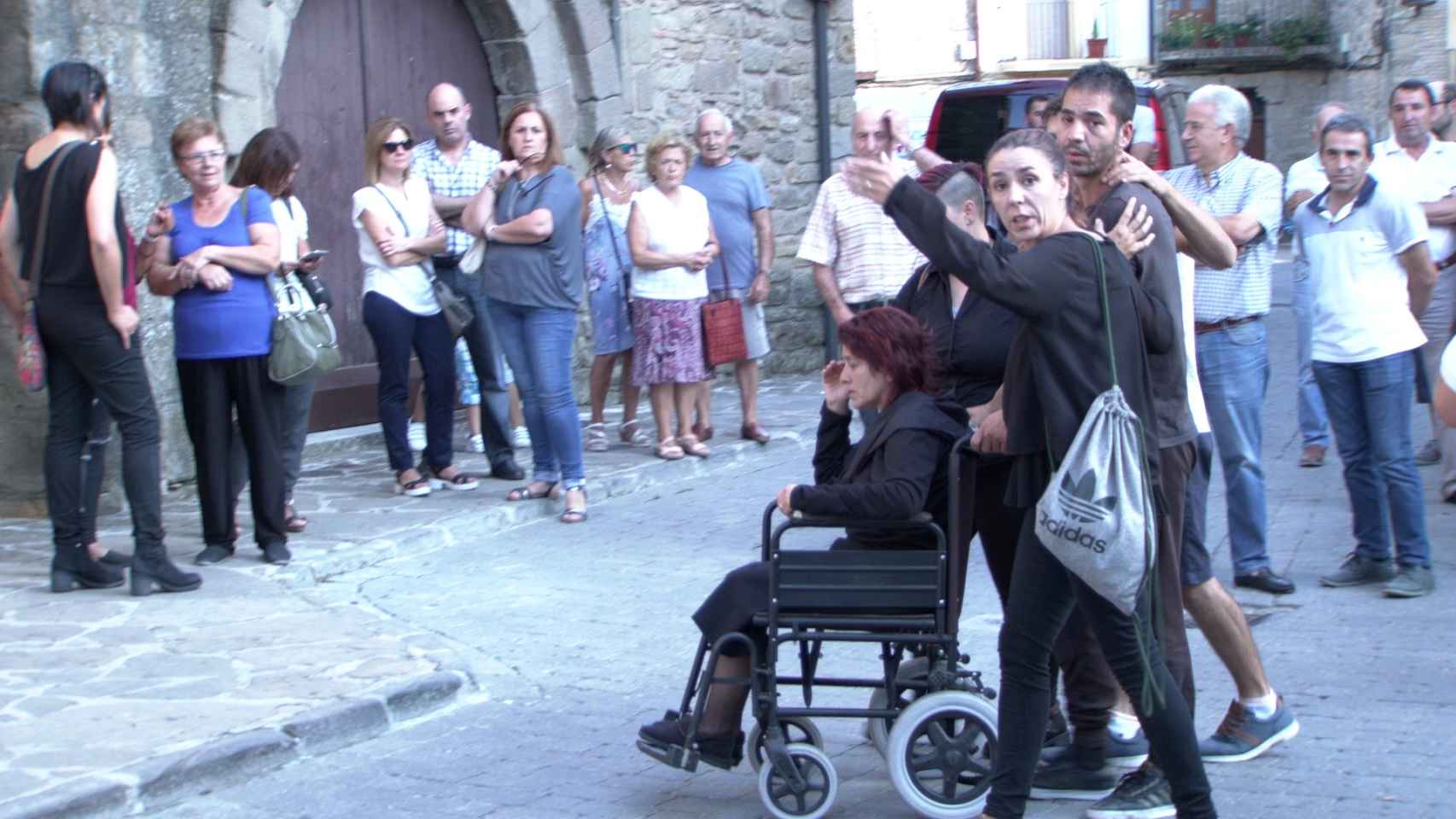 Julio, el marido de Amparo, entrando en la iglesia en el funeral de su padre y sus hermanos