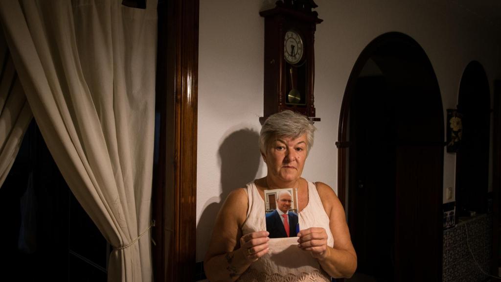 María José Rodríguez De La Carrera sostiene el retrato de su hermano José Enrique quien murió a los 39 años de edad.