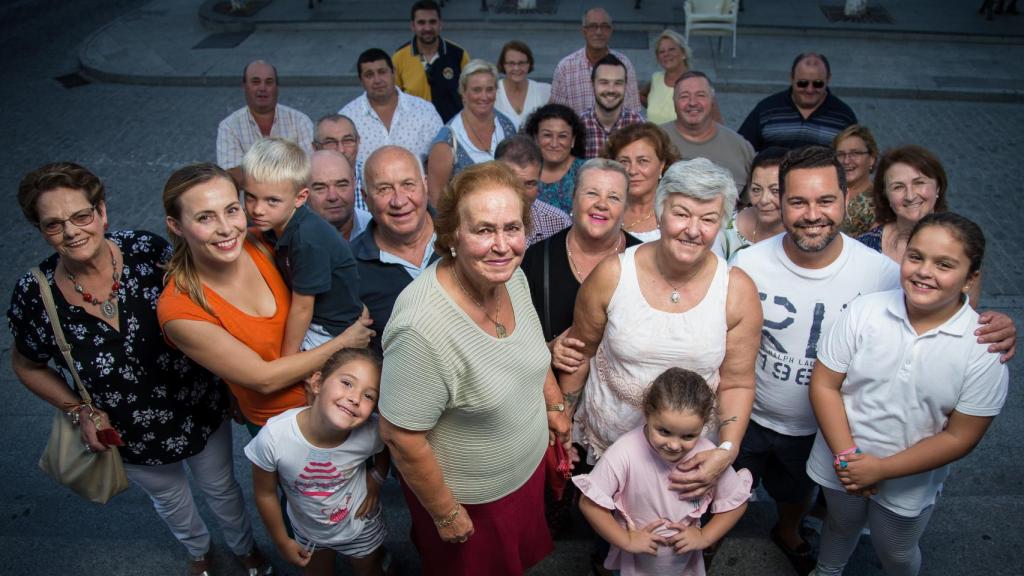 Miembros de varias generaciones de la familia De La Carrera en la plaza de la Constitución de Olivares (Sevilla).