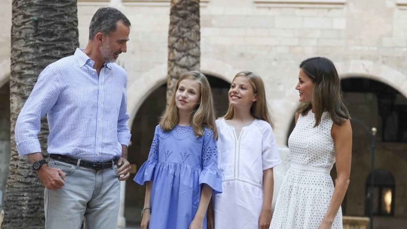 Felipe, sus dos hijas y la Princesa Sofía durante las vacaciones en Mallorca este verano.