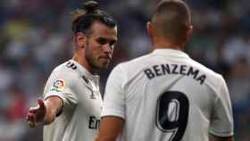 Bale y Benzema celebran un gol