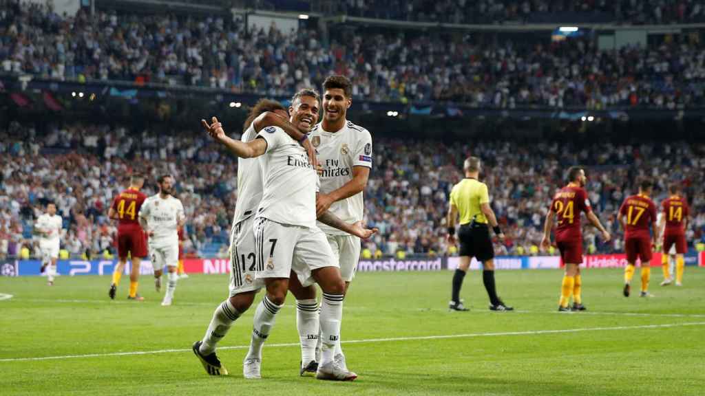 Mariano celebra junto a Asensio y Marcelo un gol