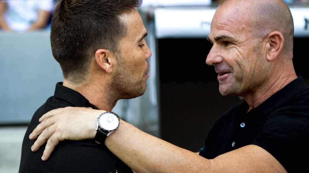 Rubi, técnico del Espanyol, se saluda con Paco López, entrenador del Levante