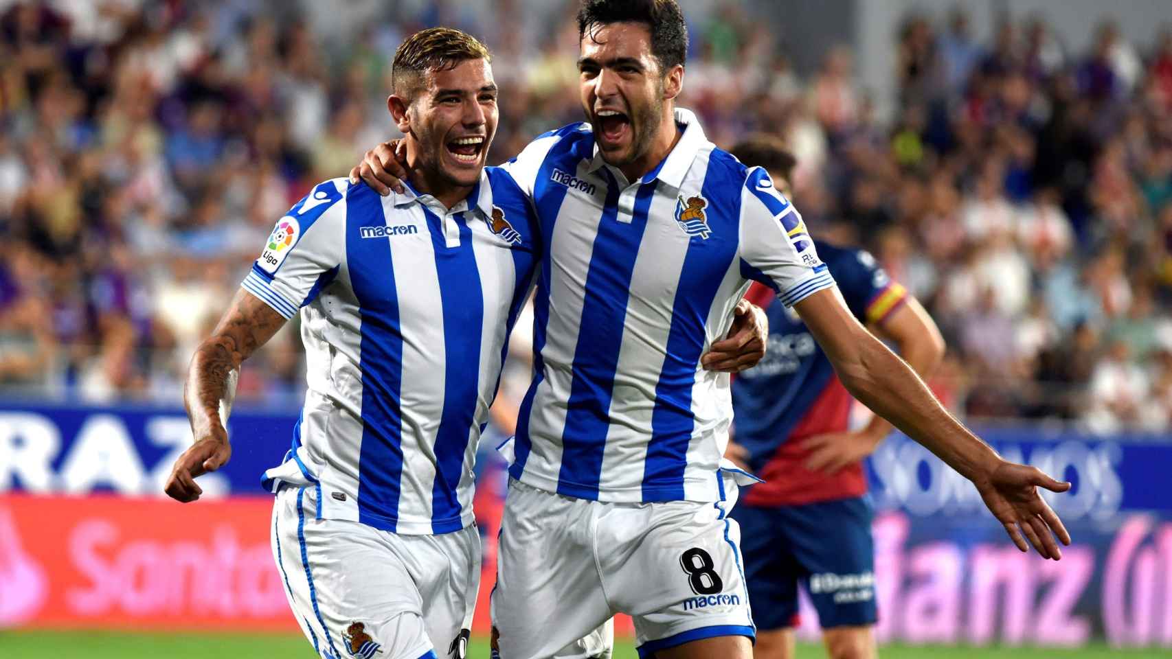 Theo Hernández y Mikel Merino celebran un gol en el Huesca - Real Sociedad