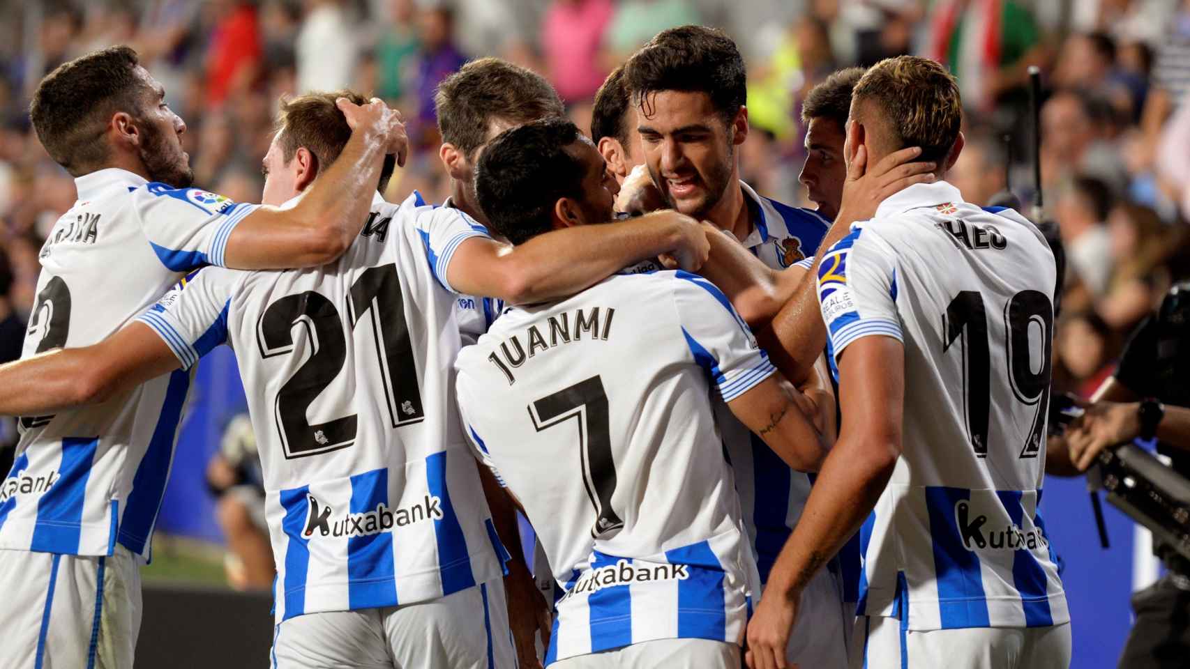 Los jugadores de la Real Sociedad se abrazan tras marcarle un gol al Huesca
