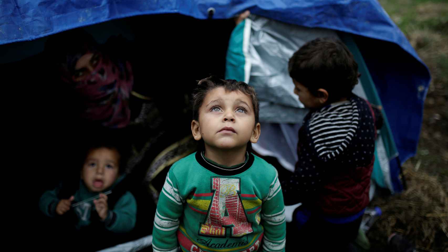 Un refugiado sirio junto a su tienda de campaña cerca del asentamiento de Moria