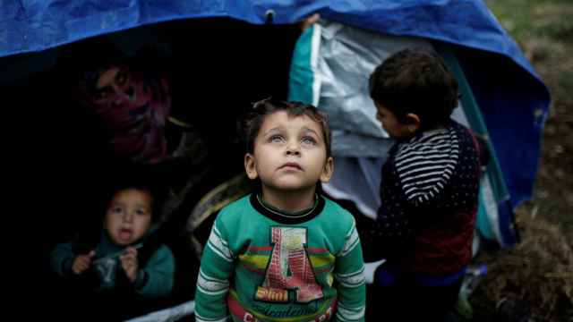 Un refugiado sirio junto a su tienda de campaña cerca del asentamiento de Moria