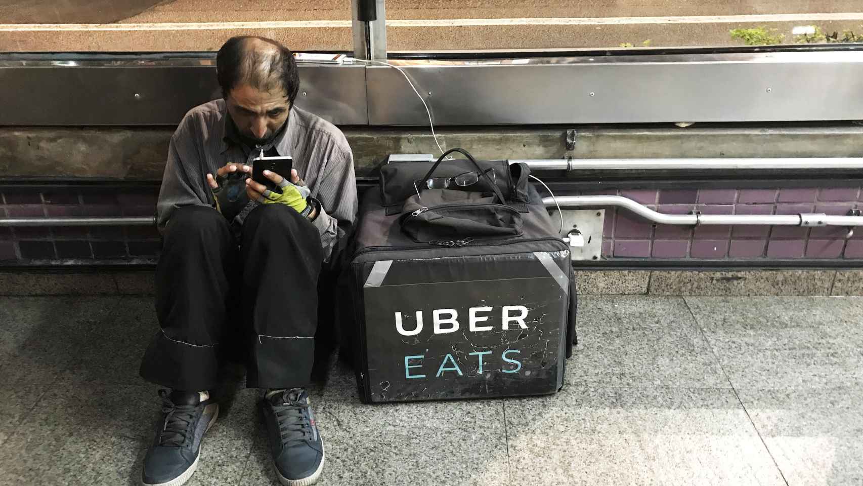 Un 'rider' de Uber Eats espera un pedido.