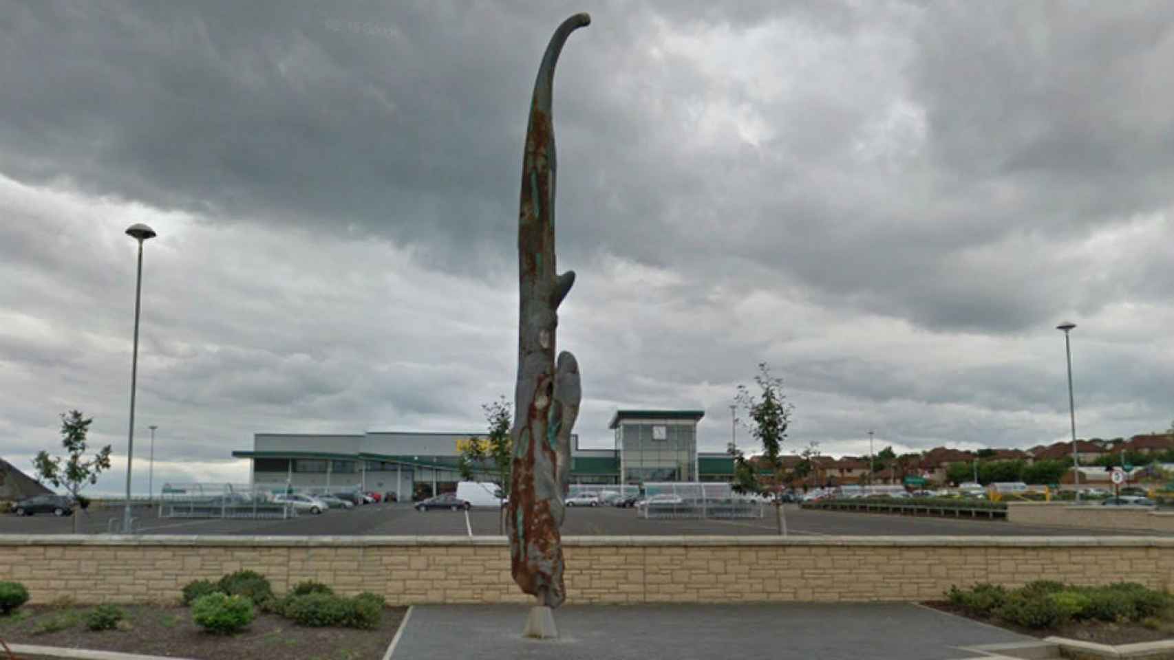 La polémica escultura que se está deteriorando en un pueblo escocés.