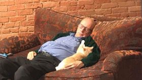 Terry en una de sus múltiples siestas con sus amigos felinos