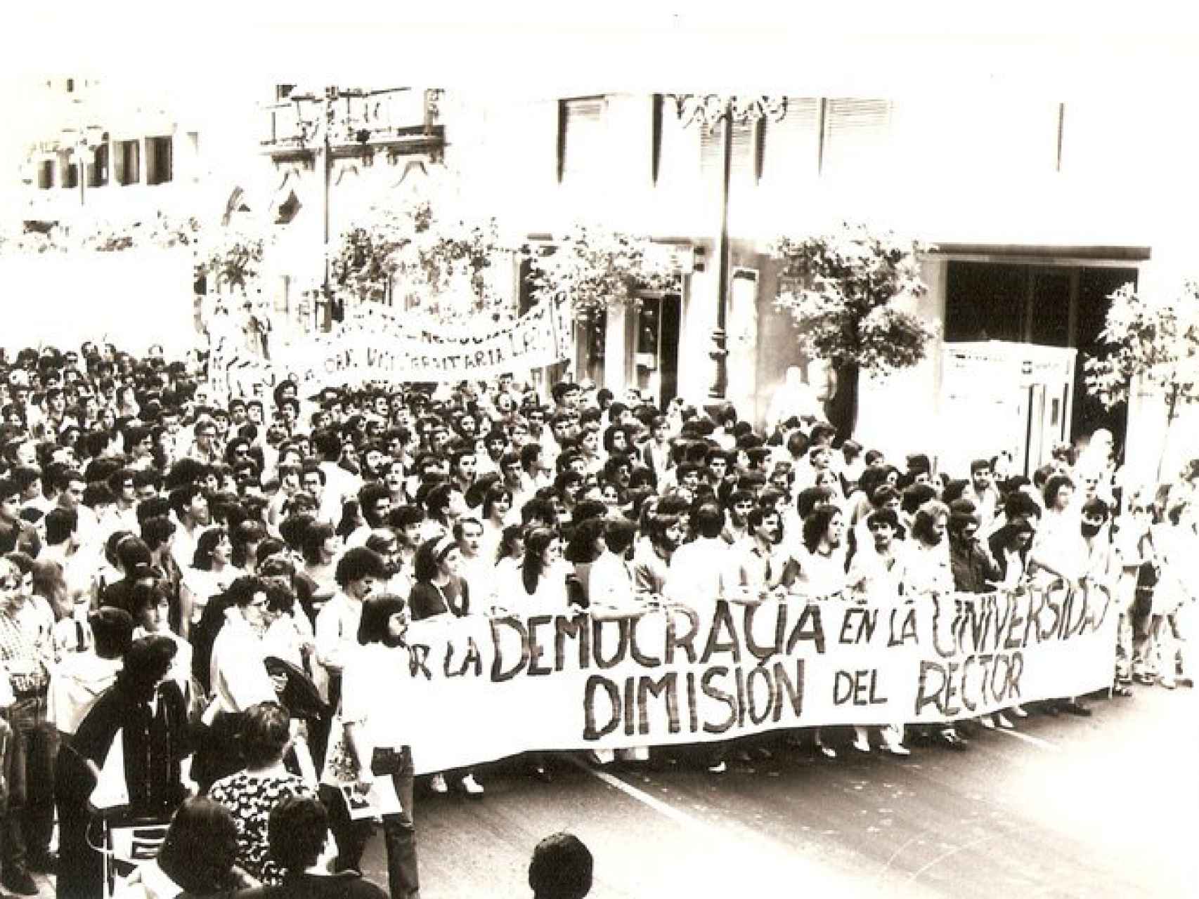 Manifestación por las calles de Sevilla a finales de los años 80 del siglo pasado.