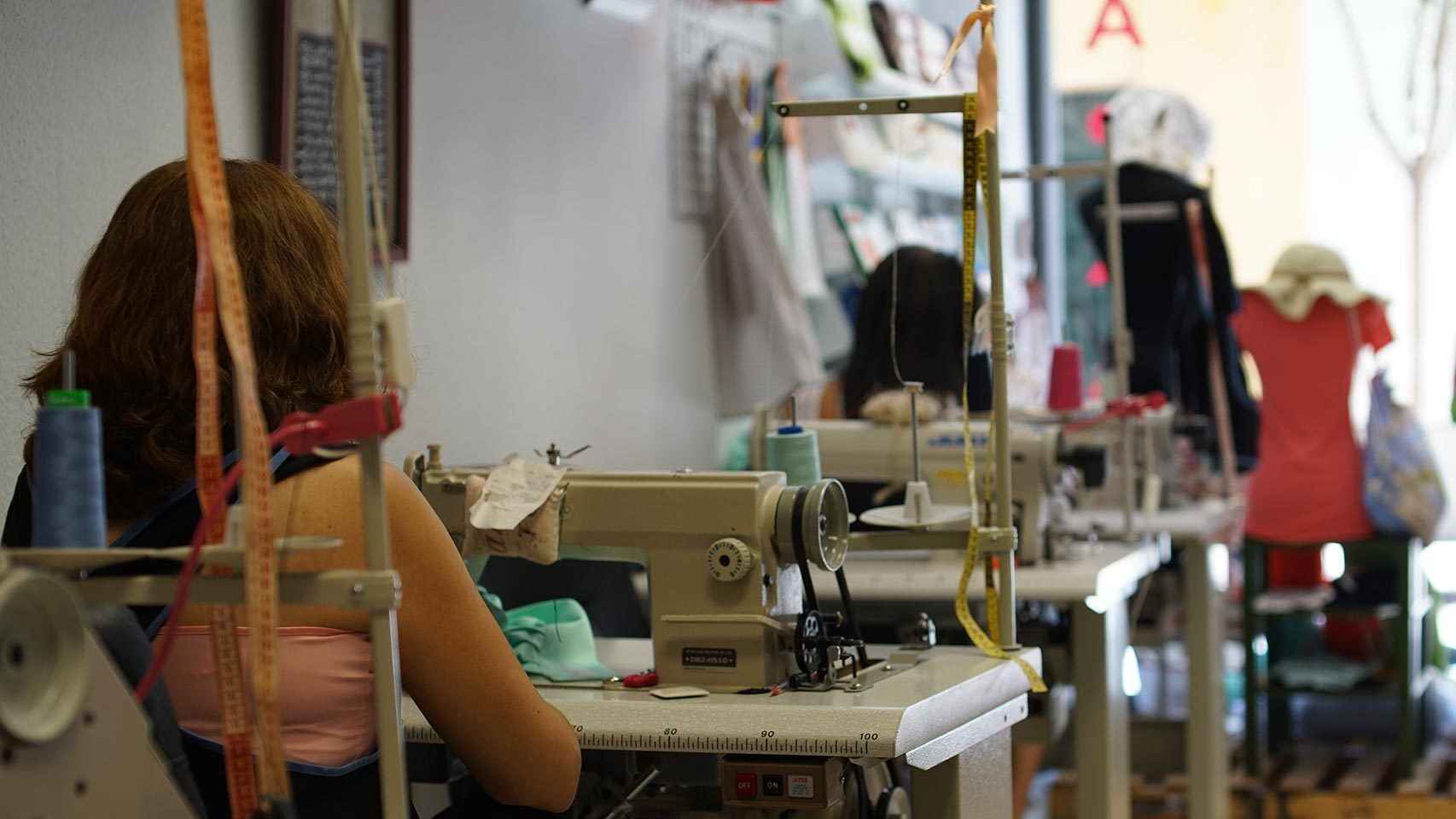 Mujeres en el taller de costura. Silvia P. Cabeza.
