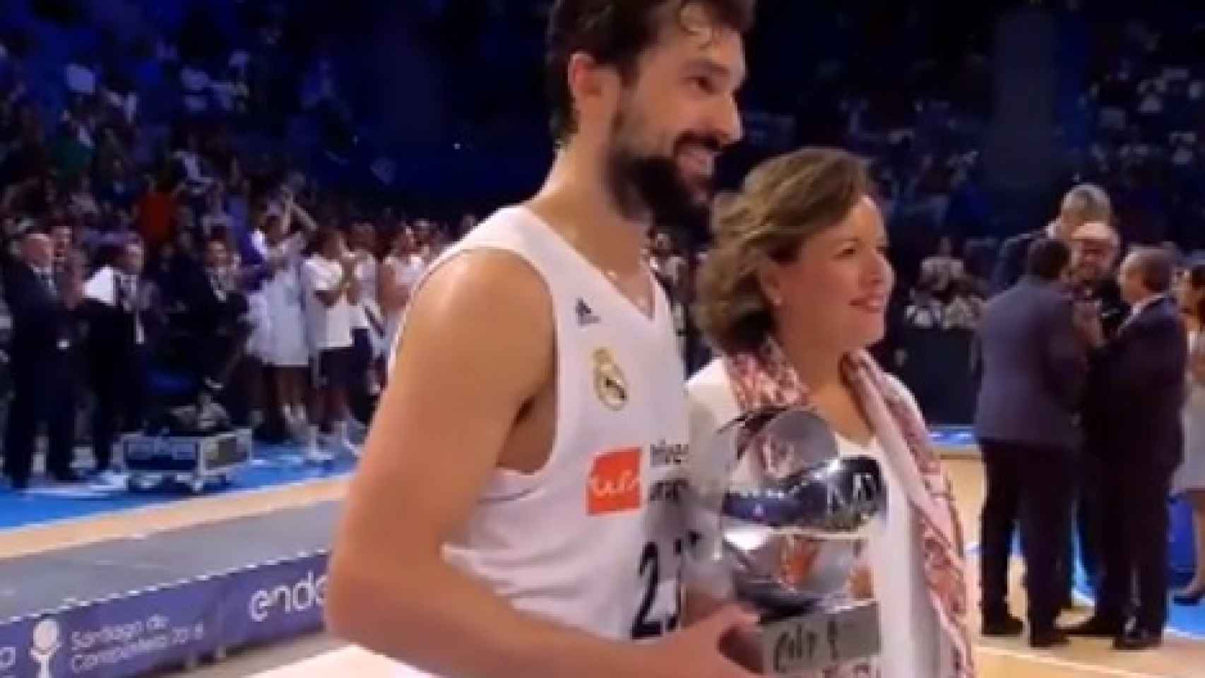 Llull recibe el premio de MVP de la Supercopa ACB