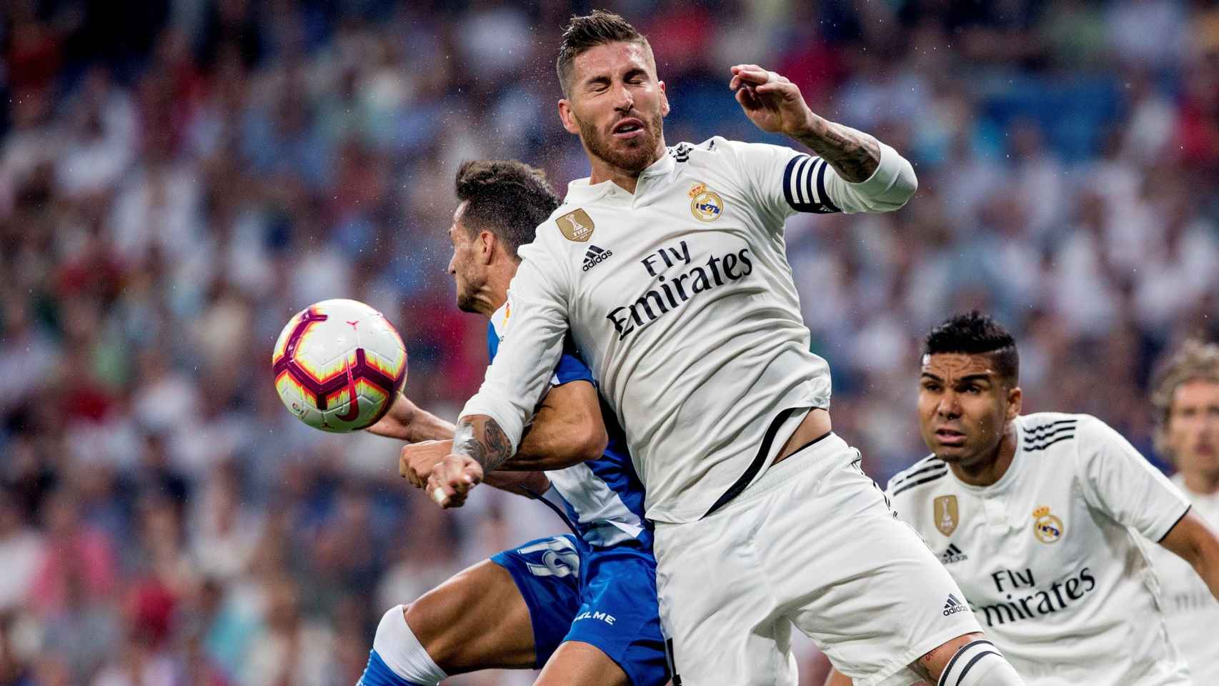 Sergio Ramos salta a por un balón contra un jugador del Espanyol