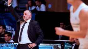 Pablo Laso da instrucciones durante la final de la Supercopa ACB