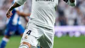 Sergio Ramos, contralando un balón