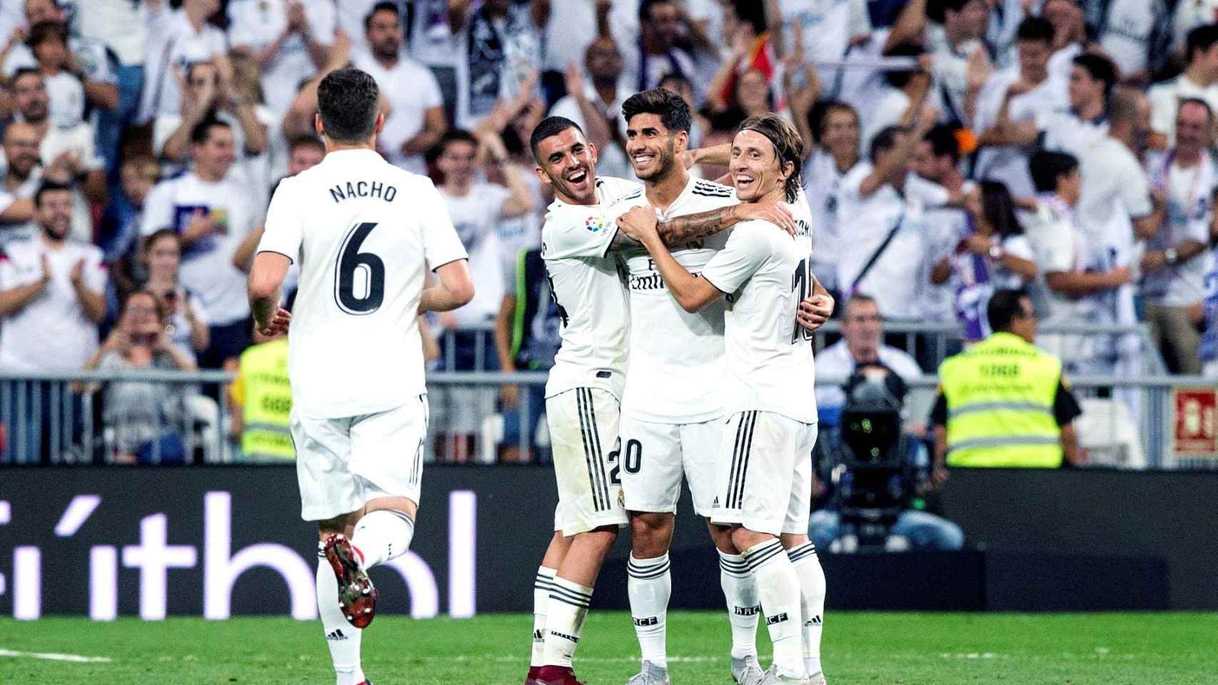 Los jugadores del Real Madrid celebran un gol de Asensio