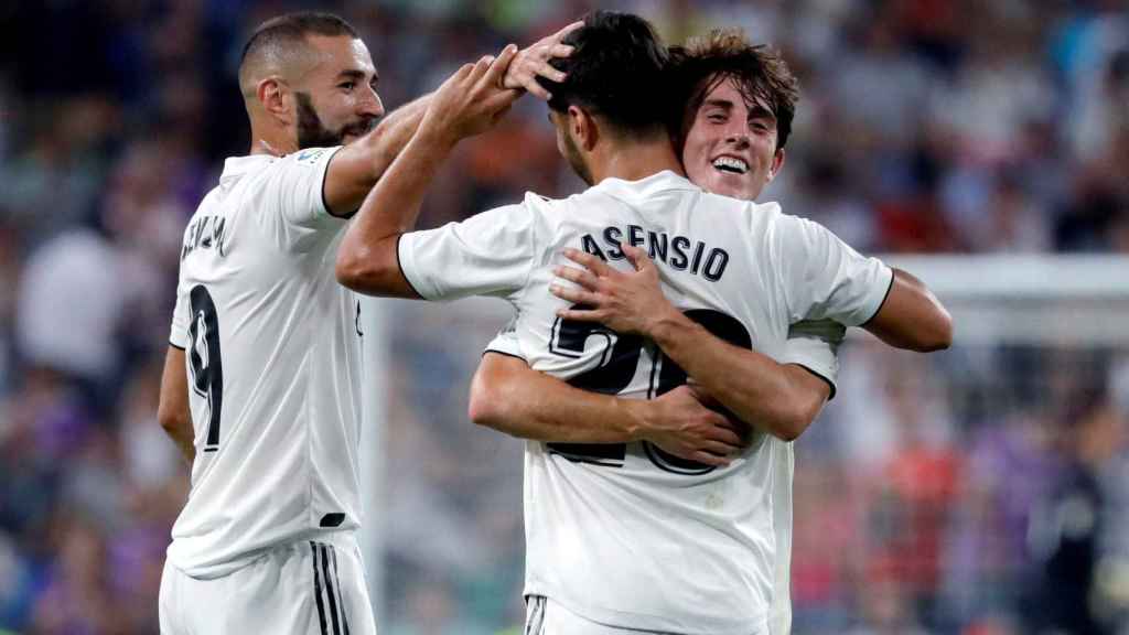 Odriozola y Benzema celebran con Asensio su gol