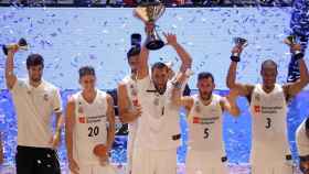 Felipe Reyes levanta la Supercopa de España de baloncesto