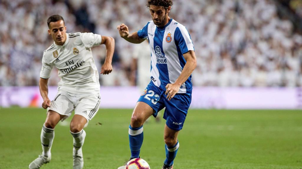 Lucas Vázquez pelea un balón con Granero