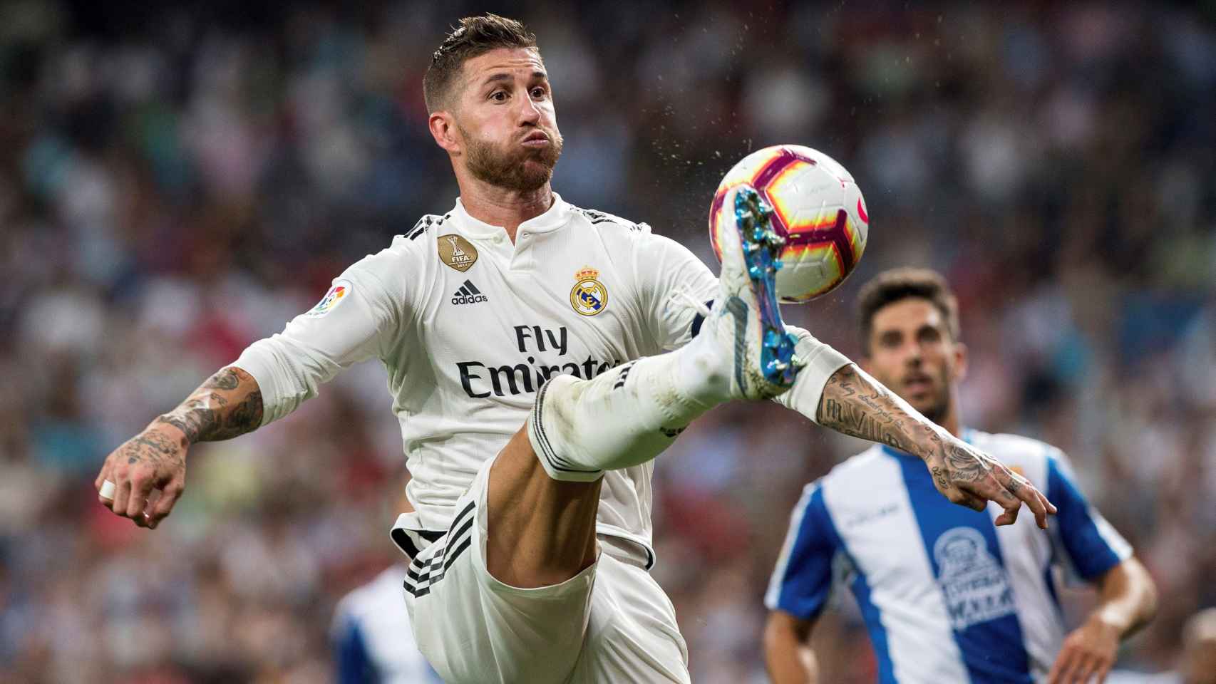 Sergio Ramos, controlando un balón