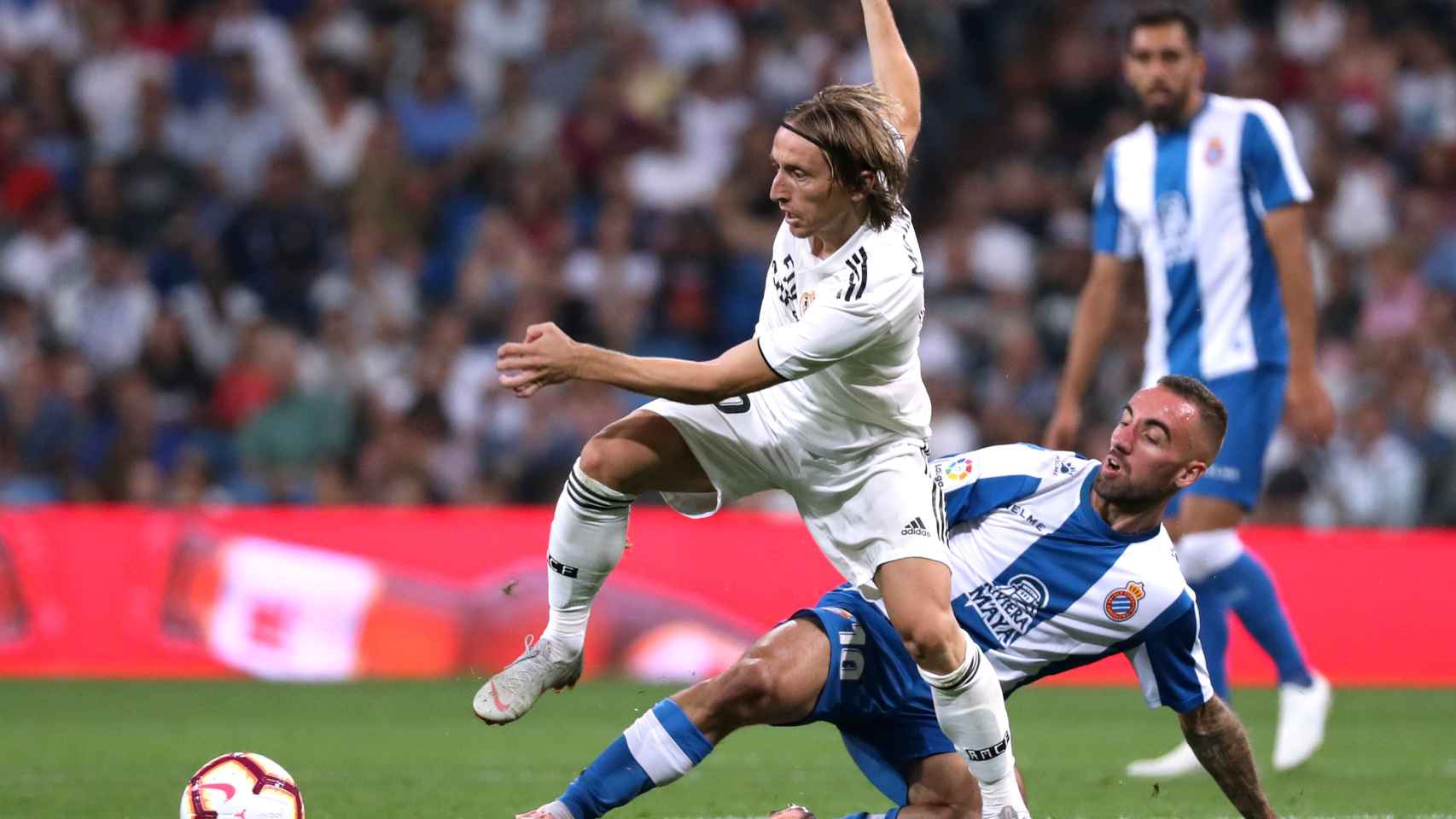 Luka Modric, presionado por un jugador del Espanyol