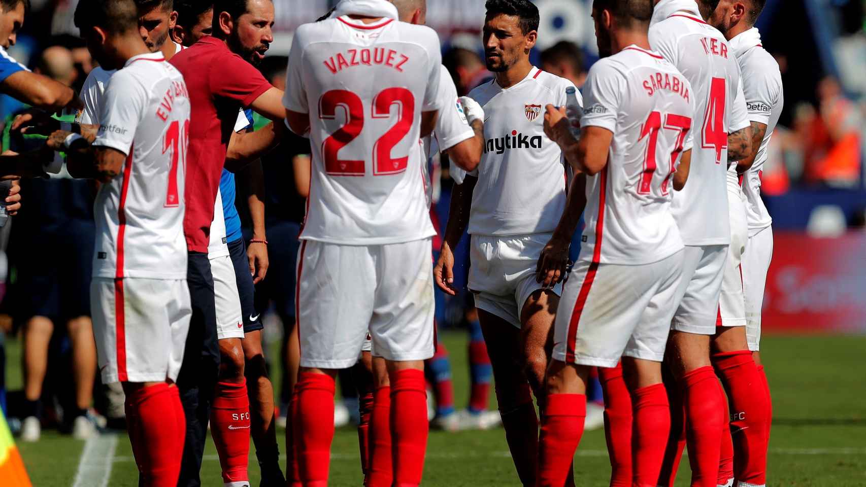 Los jugadores del Sevilla escuchando atentamente a Pablo Machín.
