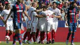 Los jugadores del Sevilla celebran uno de los goles del partido.