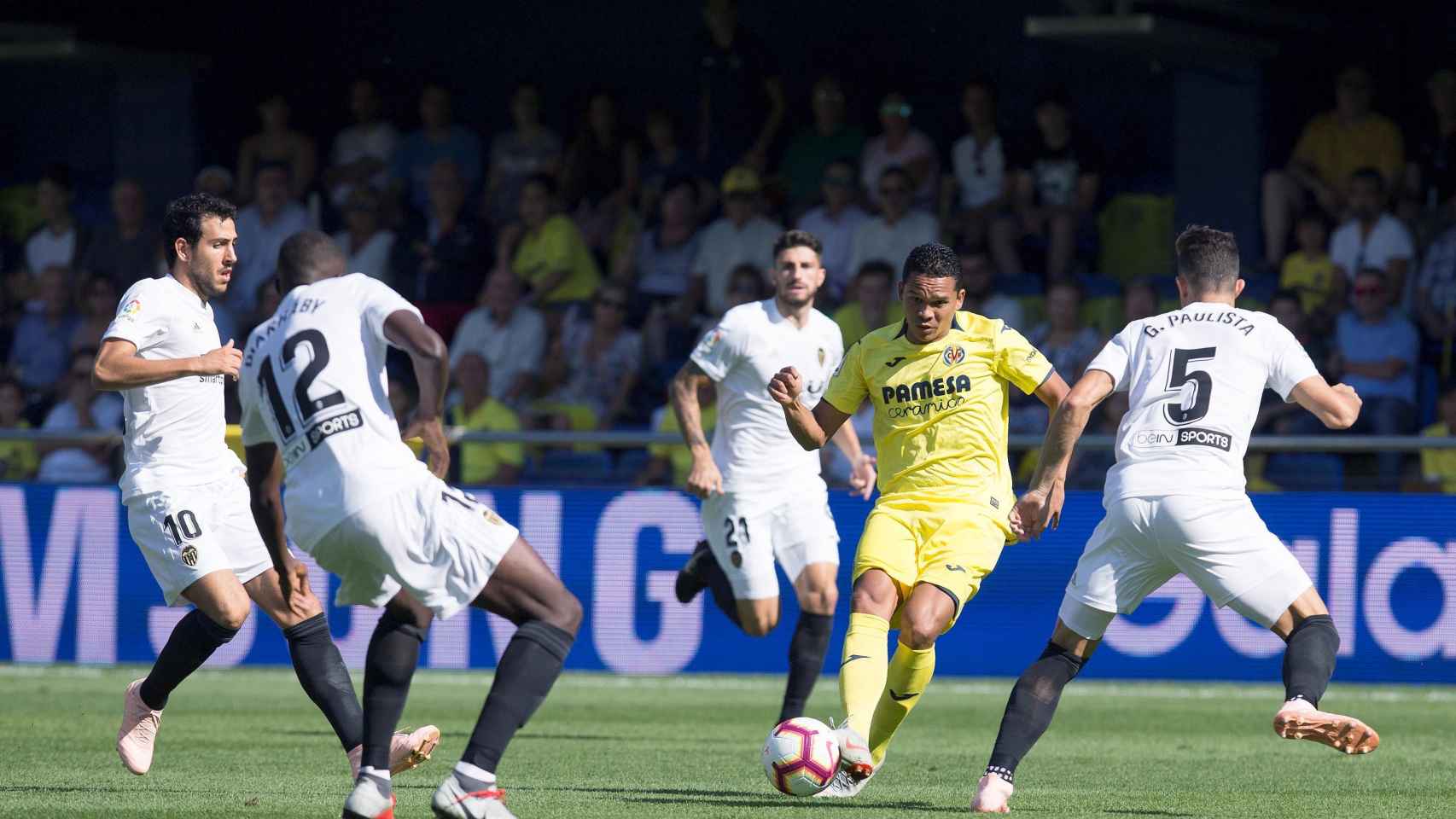 Bacca dispara ante la defensa ché en el Villarreal - Valencia