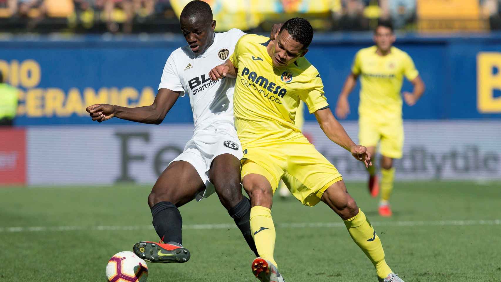 Diakhaby y Bacca disputan un balón en el Villarreal - Valencia