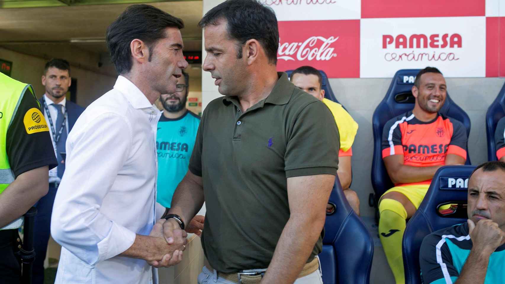 Los entrenadores Marcelino y Javier Calleja se saludan antes del Villarreal - Valencia