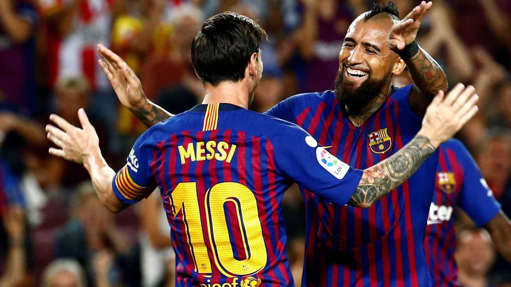 Messi y Arturo Vidal durante el Barcelona - Girona de Liga