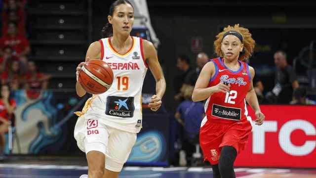 Maria Arrojo supera a una rival en el partido entre España y Puerto Rico