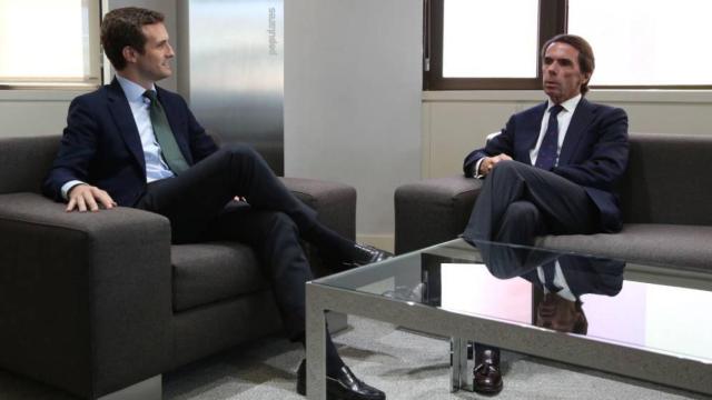 El expresidente José María Aznar con Pablo Casado tras su victoria en las primarias del PP.