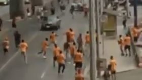 Un coche intentando atropellar a los aficionados de Tigres