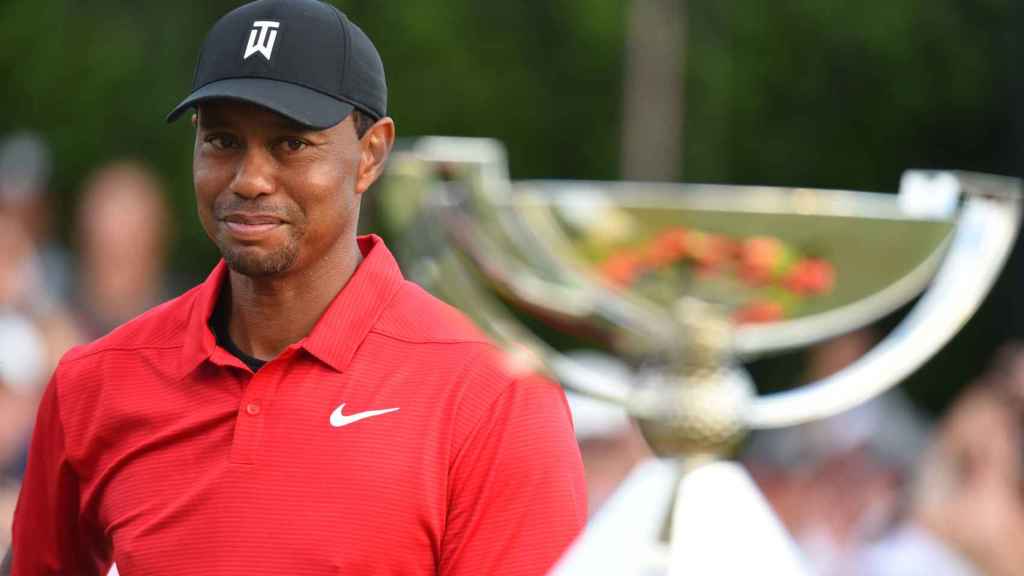 Tiger Woods observa el trofeo