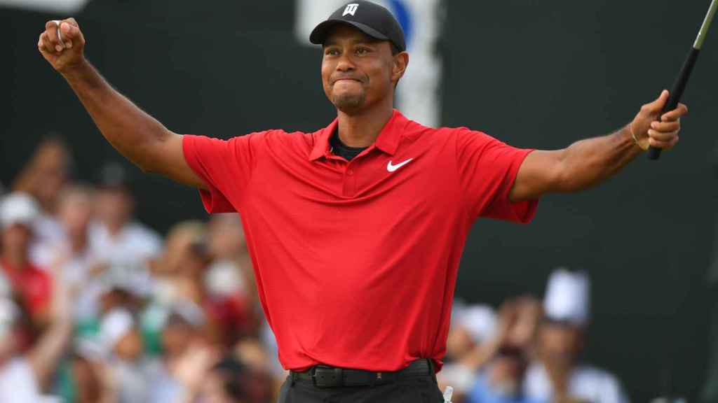 Tiger Woods celebra un golpe