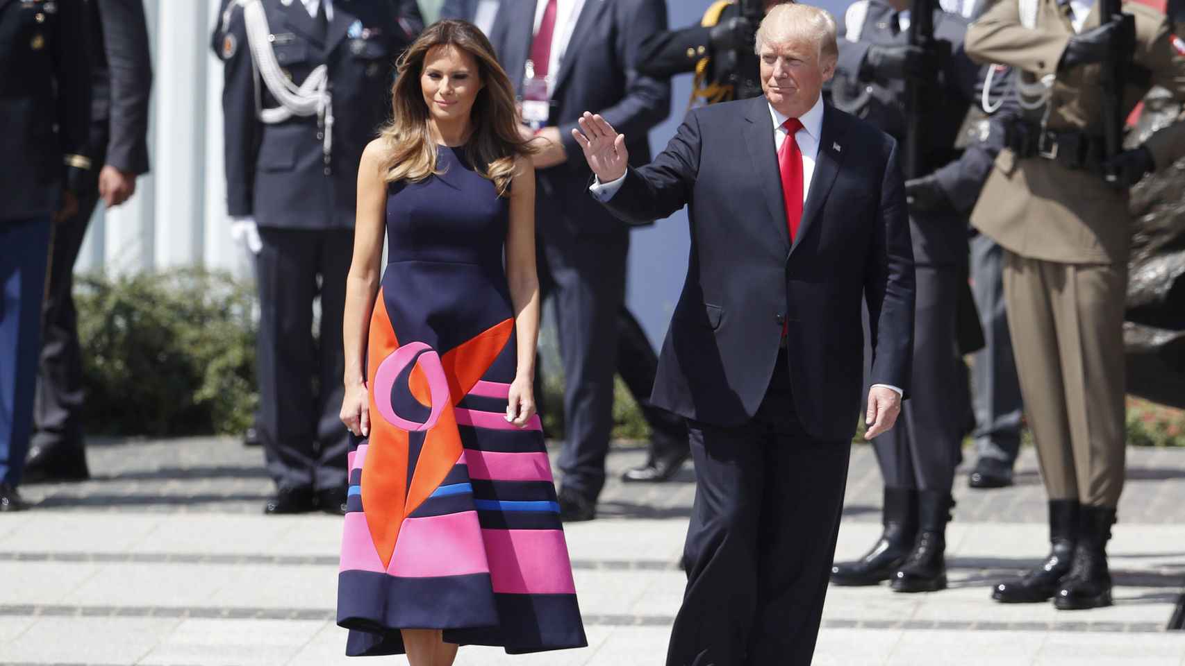 Melania Trump con vestido de Delpozo.