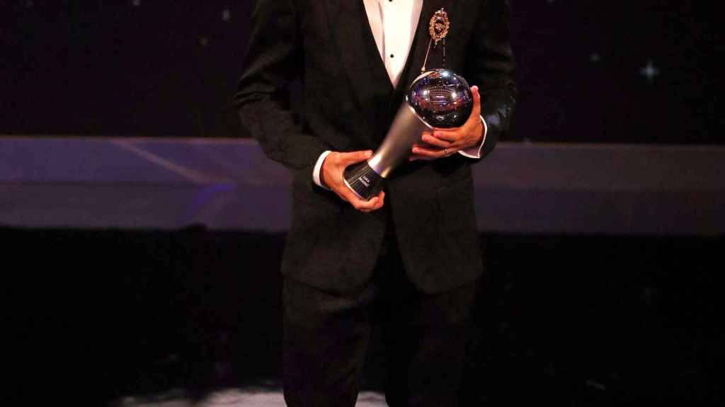 Modric con el premio The Best de la FIFA