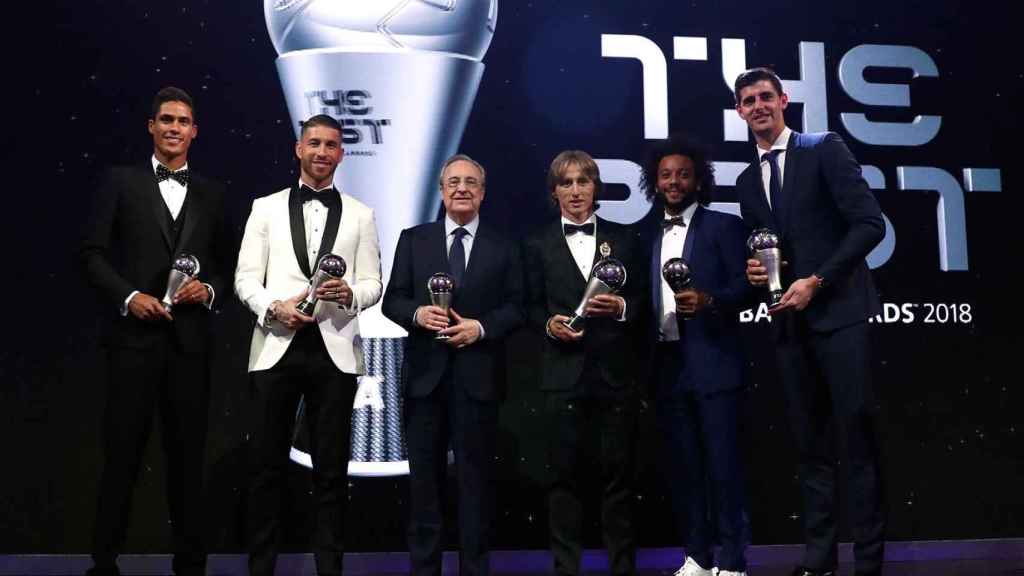 Los jugadores del Real Madrid con Florentino Pérez después de los premios The Best