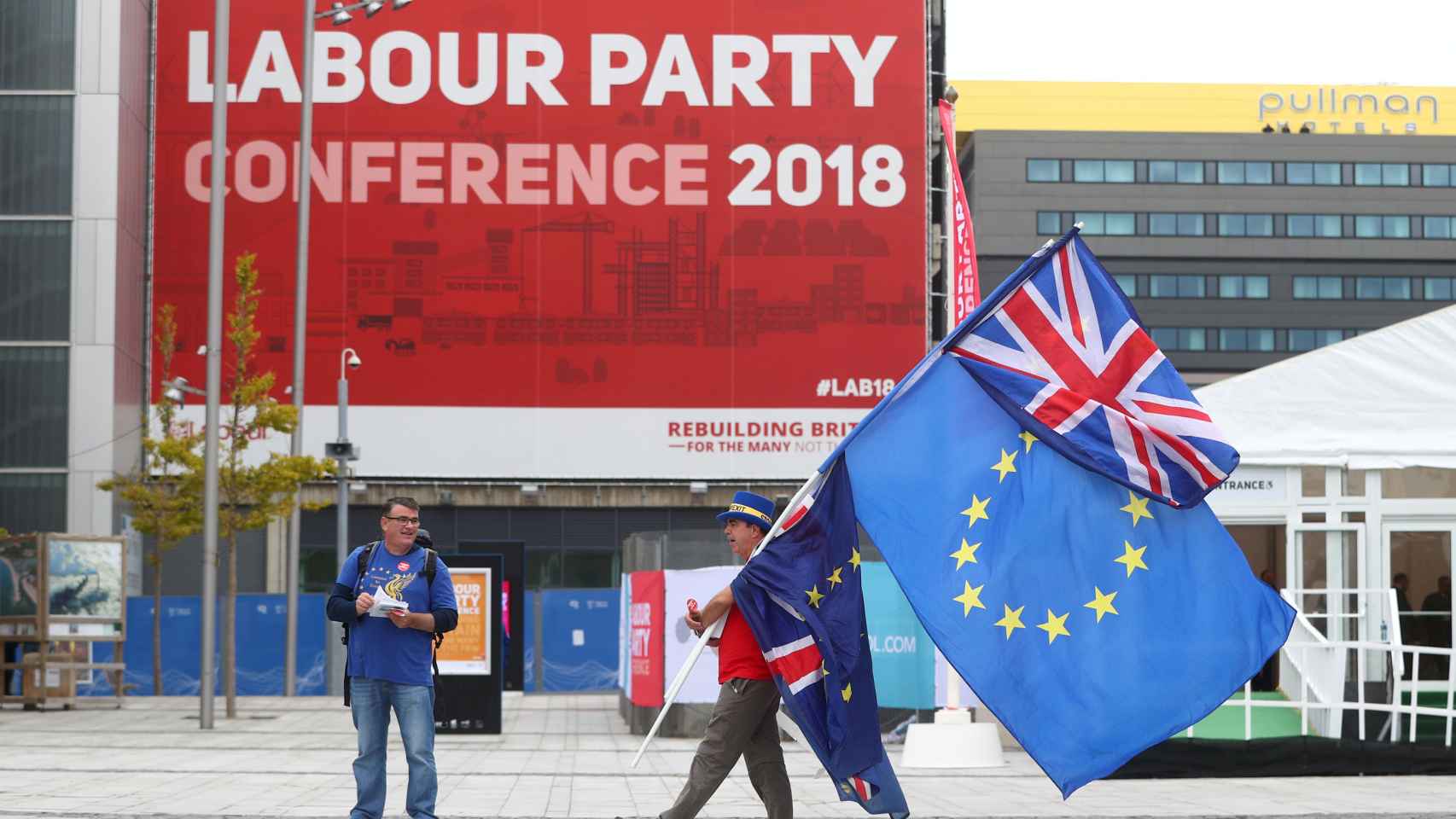 Partidarios de la UE fuera de la sede del Congreso del Partido Laborista en Liverpool.