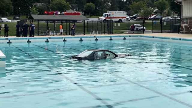 Acaba en el fondo de una piscina intentado aparcar en una práctica de coche