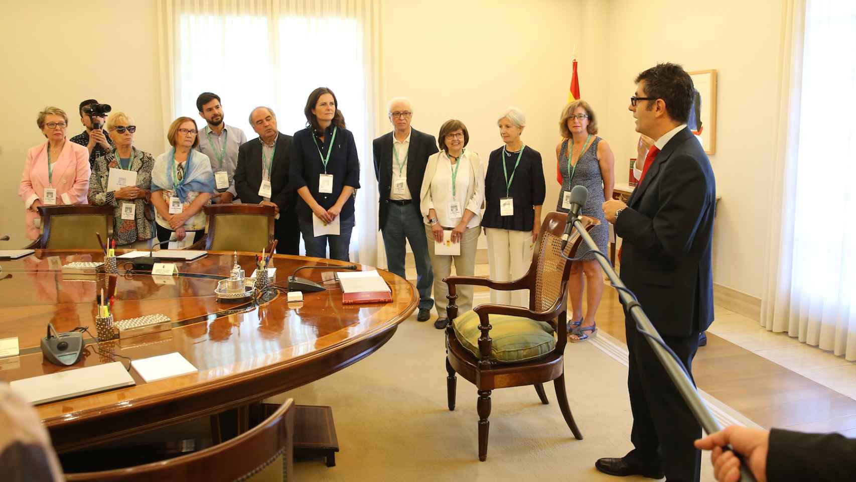 El secretario general de Presidencia, Félix Bolaños, enseña la sala del Consejo de Ministros.