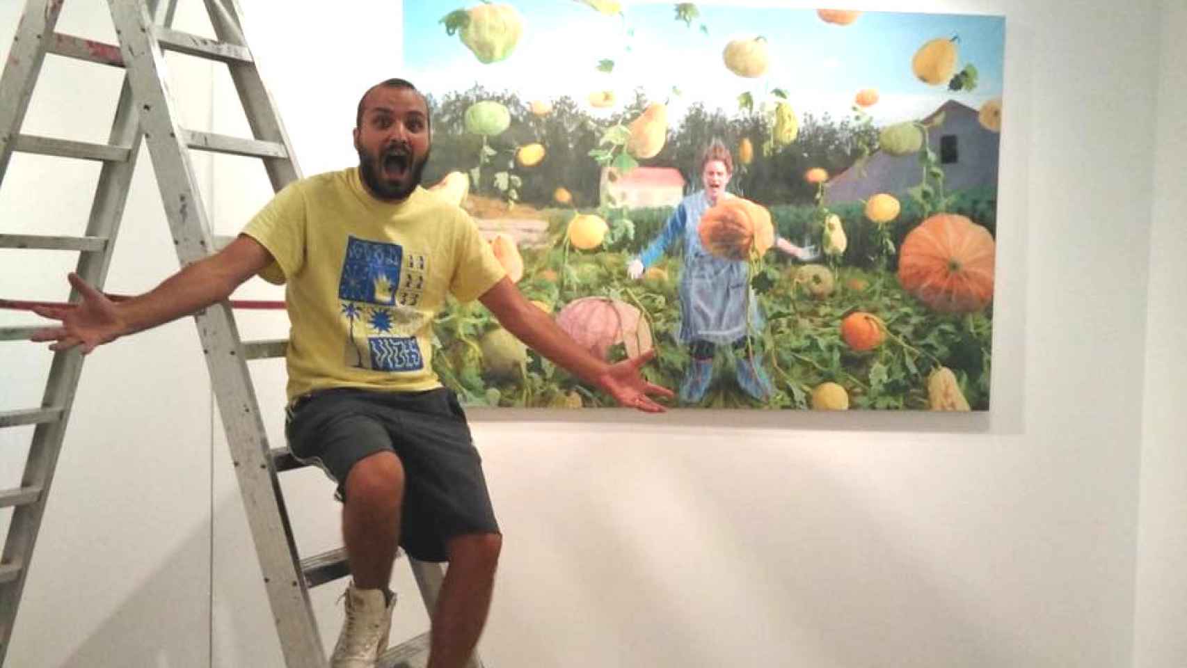 Muruzábal posando junto a uno de sus cuadros en la inauguración de su muestra en Ferrol