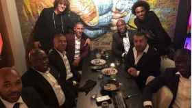 Mbappé, Hazard, Kanté, Drogba, William y David Luiz cenando tras la gala The Best. Foto: Instagram (@davidluiz_4)